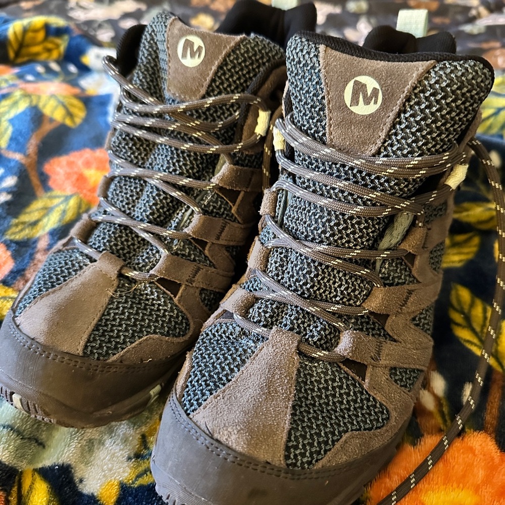 Women’s Merrell Hiking Boots Size 9.5